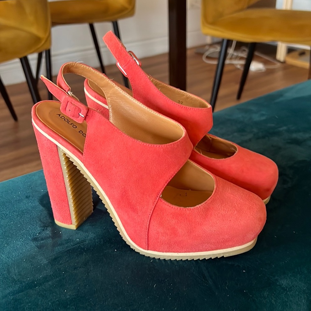 Coral suede sling back heels. Block heel, platform. Spanish designer.